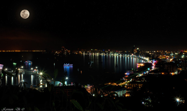 1318 | Nigth view over Pattaya harbor