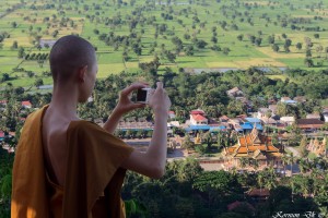 0112 | Munk skyder billeder af tempel 